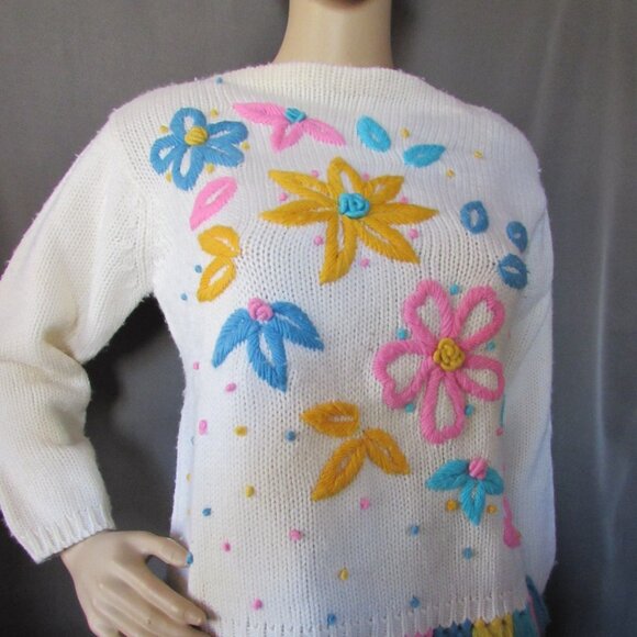 SALEVintage Groovy Sweater Embroidered Flowers Fully Fashioned Made in Hong Kong - Picture 3 of 12